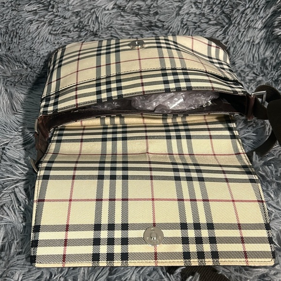 Burberry Fold Down Crossbody. - Picture 10 of 12